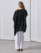 Poncho negro de gasa con apliques de brillos, de la marca Jessica Mc Clintock.