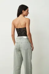 Body strapless de encaje negro.