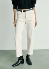 Pantalón de jean blanco de corte recto, tiro medio, con cierre de cremallera y botón, cinco bolsillos, trabillas y bajo deshilachado.