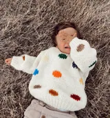 Sweater tejido de lana merino color blanco con puntitos bordados de colores.