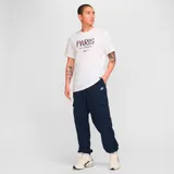 Pantalón largo de hombre Nike Club, color azul marino, con cintura elástica, cordón ajustable, bolsillos laterales y bolsillo cargo en la pierna izquierda.