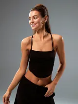 Top corto con estampado de cebra, breteles finos y espalda descubierta.