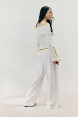 Pantalón de pierna amplia color blanco, confeccionado en punto suave, con elástico revestido y cordón para ajustar en la cintura.
