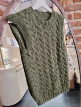 Chaleco de punto color verde oliva con diseño trenzado.