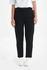 Pantalón de jogging negro con cintura elástica y cordón ajustable.