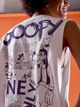 Musculosa gris claro con estampado de la palabra 'Goofy' en el pecho.