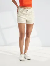 Short de jean blanco con terminación desflecada.