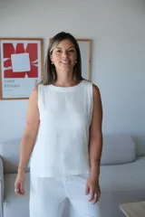 Musculosa blanca de cuello redondo y corte recto, sin mangas.