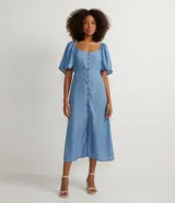 Vestido midi celeste de liocel con escote cuadrado, mangas cortas abullonadas, botones forrados y abertura frontal.