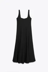Vestido midi negro de escote cuadrado y manga sisa.
