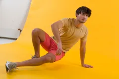 Bermuda de algodón color rosado, de corte clásico y diseño liso.