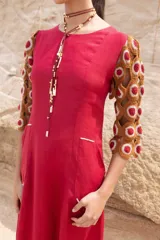 Vestido largo color bordó con mangas 3/4 con estampado de círculos color marrón y ocre.