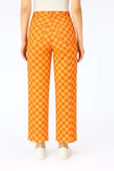 Pantalón de corte recto con estampado a cuadros color naranja y amarillo.