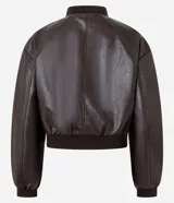 Campera bomber femenina de cuero sintético color marrón oscuro, con cuello alto, frisos en los hombros, puños y bajo ajustados, y cierre delantero con cremallera.