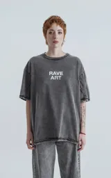 Remera negra con efecto nevado, de manga corta y cuello redondo. Estampa frontal con la leyenda "RAVE ART" en letras blancas.
