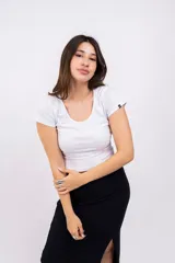 Remera rosa de corte clásico con cuello redondo y mangas cortas.