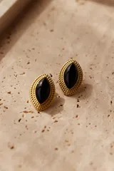 Aros tipo caravana de acero quirúrgico hipoalergénico color dorado con forma de ojo y piedra negra engarzada.