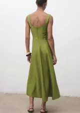 Vestido midi color verde lima, sin mangas, con escote cuadrado y tirantes anchos. Presenta un diseño evasé con costuras decorativas verticales y cierre de cremallera en la espalda.