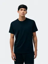 Camiseta marrón de corte recto y mangas cortas.