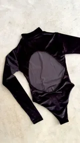 Body de terciopelo marrón con estampado de piel de serpiente, cuello alto, mangas largas con orificio para el pulgar y espalda descubierta.