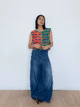 Chaleco tejido a mano en crochet con hilado 100% algodón, con diseño de ondas horizontales en colores naranja, azul y verde.