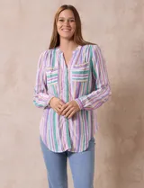 Blusa de lino estampada a rayas verticales de colores blanco, verde, lila, amarillo y rosa. Tiene cuello a la base con escote en V y abertura central con botones. Cuenta con dos bolsillos frontales y mangas largas regulables con presilla y botón. Marca Zac & Rachel.