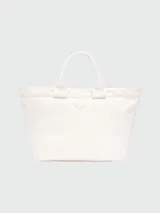 Bolso tipo shopper color marfil con doble asa corta y cierre con broche de madera.