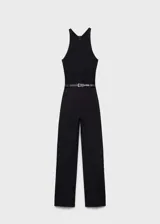 Mono largo negro con cuello redondo, sin mangas, trabillas y cinturón con hebilla.