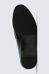 Mocasín de vestir negro con antifaz, de punta fina y suela a tono.