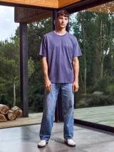 Camiseta de manga corta color violeta con cuello redondo y estampado con la palabra "Originals" en el pecho.