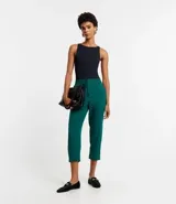 Pantalón fluido color verde esmeralda, con cintura elástica ajustable con lazo y bolsillos laterales.