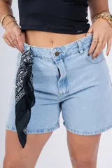 Short de jean celeste con tiro alto, corte recto y ruedo desflecado.