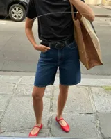 Short bermuda de jean azul oscuro, corte recto y tiro alto.