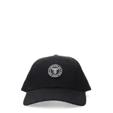 Gorro unisex negro con visera curva y parche distintivo, ideal para actividades al aire libre.