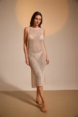 Vestido midi de acrílico color beige, tejido al crochet, con cuello redondo y tajo lateral.
