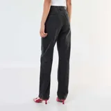 Pantalón de jean gris oscuro, de corte recto y talle alto.