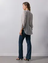 Blusa estampada con cuello a la base y escote en V. Manga 3/4 con lazo.