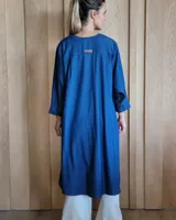 Kimono largo, color azul marino, con textura de tejido ligero y cuello mao.