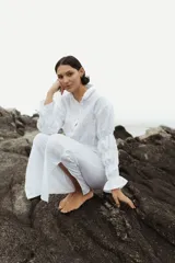 Camisa color beige de lino, corte holgado, manga larga con puños fruncidos y cuello clásico.