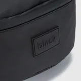 Riñonera negra de poliéster con múltiples compartimentos con cierre y correa ajustable con hebilla. Diseño impermeable.