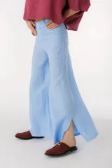 Pantalón de lino color beige, de corte palazzo y tiro alto.