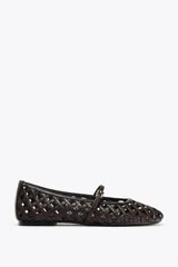 Zapato plano tipo bailarina color marrón oscuro, con capellada trenzada y tira delantera con hebilla metálica. Suela plana de 1 cm de altura y punta redonda.