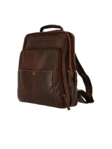Mochila de cuero natural, confeccionada a mano, con compartimento acolchado para laptop, cierre de cremallera y bolsillos frontales.