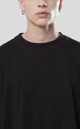 Remera negra de manga corta con calce boxy fit, confeccionada en tejido jersey 24/1 americano.