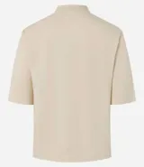 Remera blanca de algodón con cuello alto en punto roma y mangas cortas. Corte amplio y diseño básico.