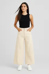 Pantalón jean negro de tiro medio y corte ancho.