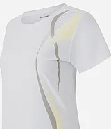 Remera deportiva blanca de microfibra con mangas cortas y estampado de ondas verticales en tonos gris y amarillo.