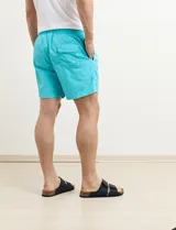 Short de baño azul con cintura elástica y cordón ajustable.