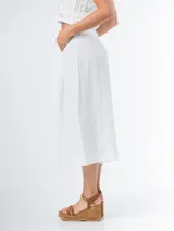 Bermuda blanca de corte ancho y largo midi.