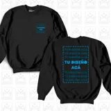 Buzo negro de corte clásico con estampa azul que dice "TU DISEÑO ACÁ" repetidas veces en el frente y la espalda.